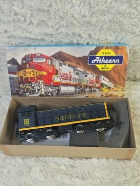 Santa Fe K  Train Locomotive - Dark Blue & Yellow